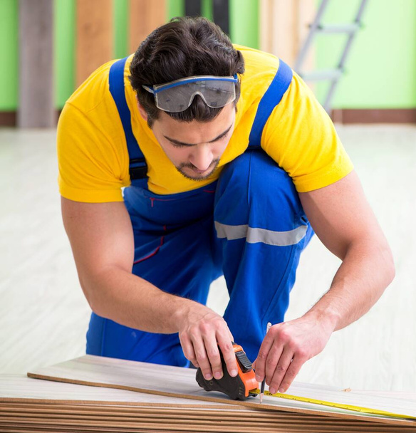 L'entrepreneur professionnel pose des planchers à la maison - Photo, image