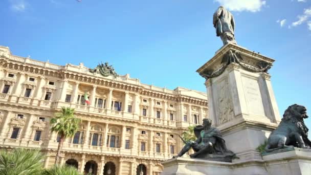 Monument to Camillo Benso located in front of the Supreme Court of Cassation in Rome, Italy - Filmagem, Vídeo