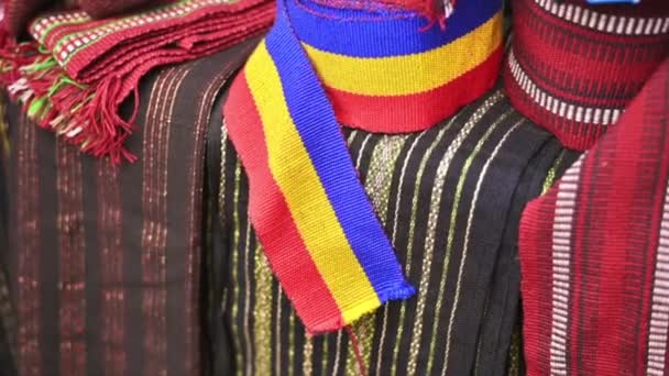 Bliski widok taśm tkaninowych na blacie w formie narodowej flagi moldawii i innych narodowych stylów - Materiał filmowy, wideo
