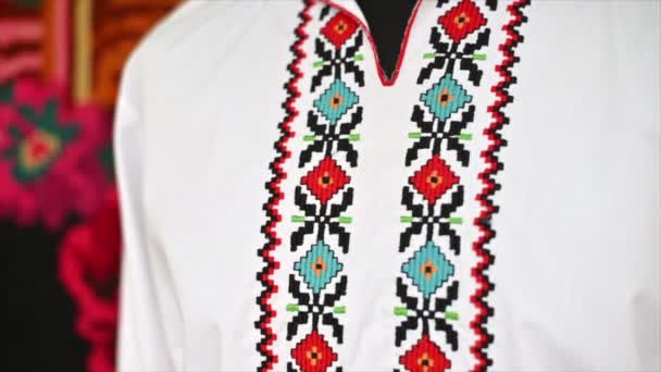 Национальная рубашка Молдовы с узорами - Кадры, видео