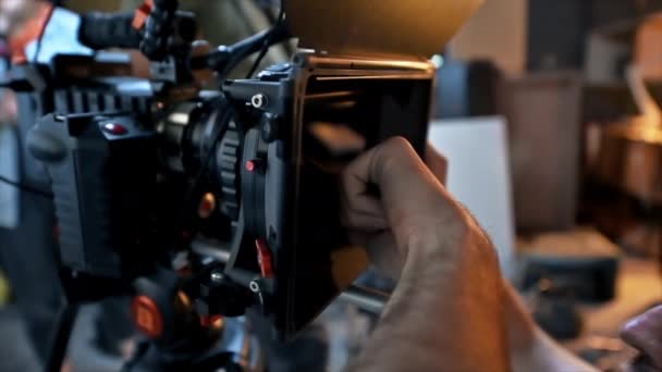 El camarógrafo trabajando con una cámara profesional en el set en un estudio - Imágenes, Vídeo