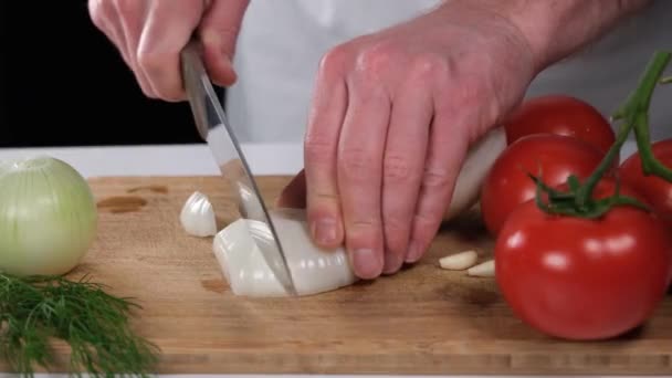 Нарезание лука, повар режет лук ножом - Кадры, видео