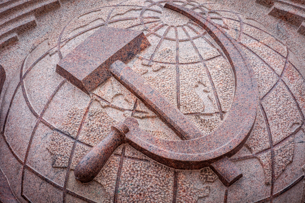 Venäjän kommunistinen vasara ja sirppi symboli entisestä Neuvostoliitosta Kiovassa, Ukrainassa - Valokuva, kuva