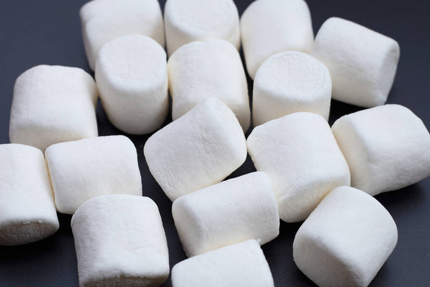 Вкусный пушистый круглый зефир, белые конфеты - Фото, изображение
