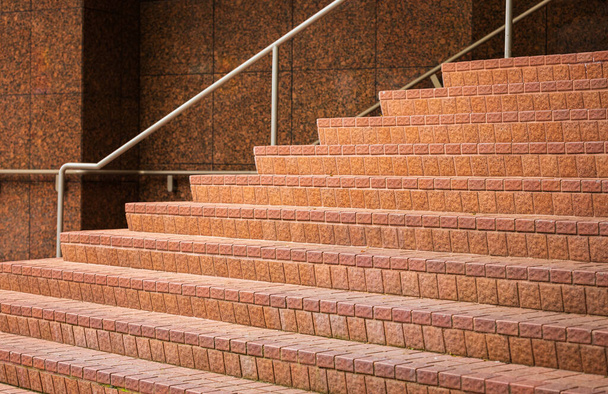 Abstraktní schody ve městě. Abstraktní schody, betonové schody, kamenné schody často viditelné na památkách a památkách, široké kamenné schody, schody, úhlopříčka, nikdo. - Fotografie, Obrázek