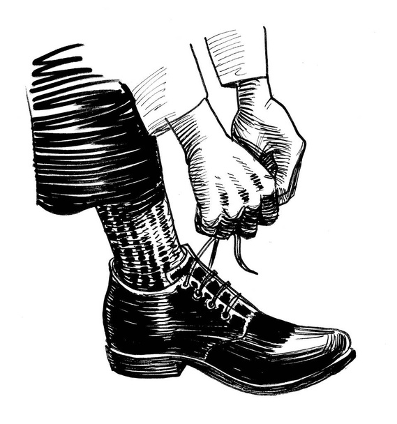 Kädet sitovat kengännauhat. Muste mustavalkoinen piirustus - Valokuva, kuva