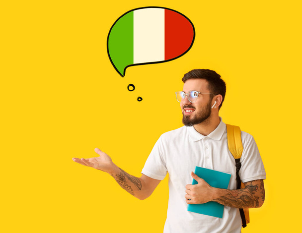 Estudiante masculino tatuado con burbuja del habla sobre fondo amarillo. Estudio de la lengua italiana - Foto, imagen