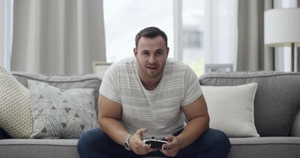 4k video footage of a man getting upset while playing video games at home. - Filmagem, Vídeo