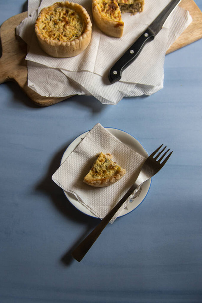 Egy szelet quiche tálban, szelektív fókusszal. - Fotó, kép