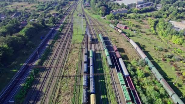 Industrieel landschap met trein in depot - Video