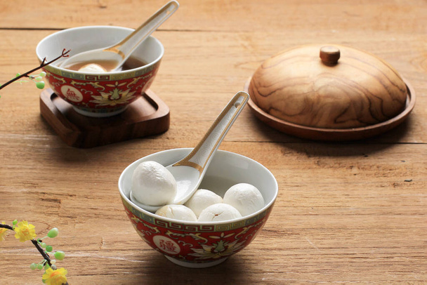 Klej Pudding lub Tangyuan w misce.Chinese Latarnia Festival Żywności. Na drewnianym stole  - Zdjęcie, obraz