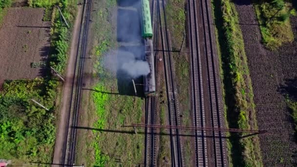 Vista aerea dal drone volante di treni merci colorati sulla stazione ferroviaria - Filmati, video