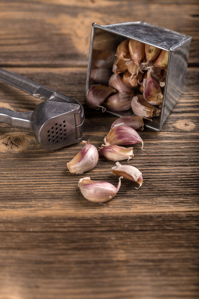Garlic clove and press - Fotoğraf, Görsel