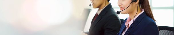 Les gens d'affaires portant casque travaillant dans le bureau en vue d'élargir pour soutenir le client à distance ou collègue. Le centre d'appels, le télémarketing, l'agent de soutien à la clientèle fournissent le service sur appel vidéo téléphonique. - Photo, image