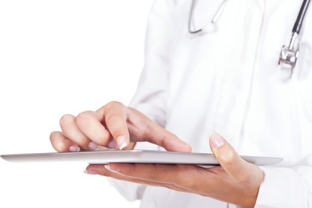 arts werkzaam met een tablet - Foto, afbeelding