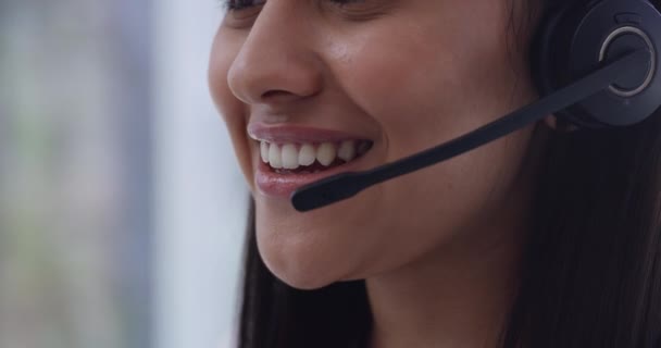 4k video footage of a call centre agent talking to a customer. - Felvétel, videó