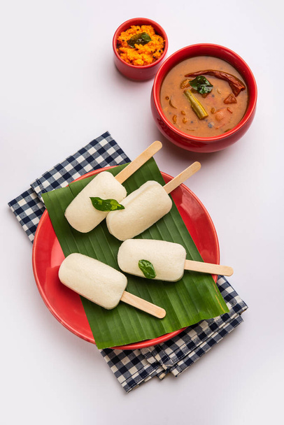 Lolipop ya da çubuklu idli şeker, sambar ve chutney ile servis edilir, Güney Hindistan kahvaltısı. - Fotoğraf, Görsel