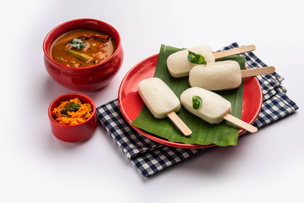 Idly lecca lecca o idli caramella con bastone servita con sambar e chutney, colazione indiana del sud - Foto, immagini