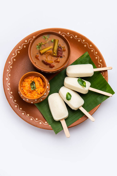 Idly lízátko nebo idli cukroví s tyčinkou podávané se sambarem a chutney, jižní indické snídaně - Fotografie, Obrázek