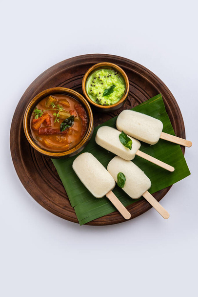 Idly piruleta o idli caramelo con palo servido con sambar y chutney, desayuno del sur de la India - Foto, imagen