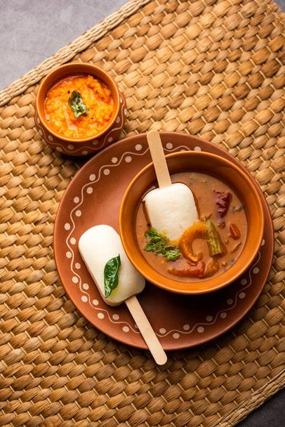 Idealiter lolly of idli snoep met stok geserveerd met sambar en chutney, Zuid-Indiase ontbijt - Foto, afbeelding