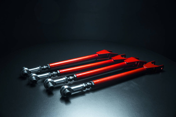 alavancas de suspensão personalizadas para carros esportivos vermelhos em tinta em pó - Foto, Imagem
