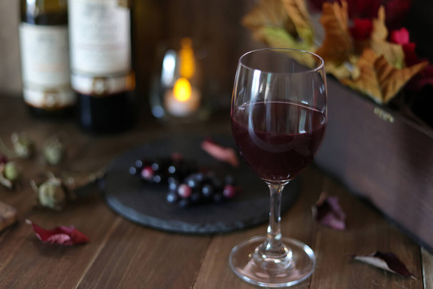 Sytytä kynttilä ja juo viiniä rauhallisessa ilmapiirissä - Valokuva, kuva