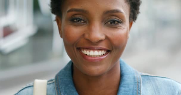 Neşeli, güzel, Afrikalı bir kadının gülüşünün fotoğrafı.. - Video, Çekim