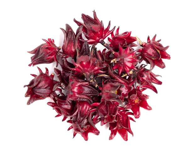 Vereinzelte rote Rosellen. Draufsicht frische Rosellen-Früchte auf weißem Hintergrund. (Jamaika-Sauerampfer, Rozelle oder Hibiscus sabdariffa). - Foto, Bild