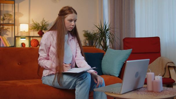 Smutna nastolatka pracująca online na laptopie analizująca wykresy papierkowej roboty, traci zaskakujące nagłe złe wieści, utratę fortuny, porażkę, płatności księgowe i obliczanie wydatków na rachunki bankowe - Zdjęcie, obraz