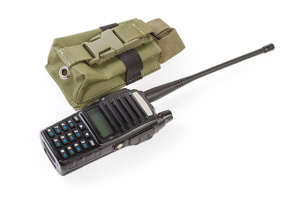 Μοντέρνο ερασιτεχνικό φορητό πομποδέκτη χειρός, το λεγόμενο walkie-talkie ή αμφίδρομο ραδιόφωνο και η υφασμάτινη μαλακή θήκη του σε λευκό φόντο - Φωτογραφία, εικόνα