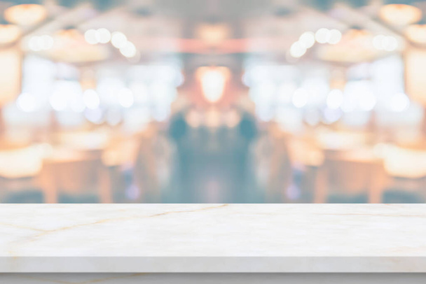 мраморная столешница с размытым интерьером кухни кафе - Фото, изображение