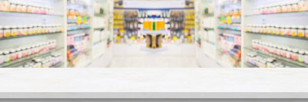 Пустой белый мраморный столешница с размытой аптеки аптеки полки фон - Фото, изображение