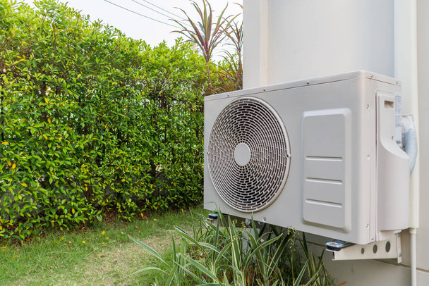 Klimaanlage Außengerät Kompressor installieren außerhalb des Hauses - Foto, Bild