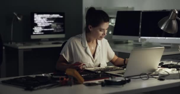Imágenes de video de 4k de una joven técnica reparando hardware de computadora. - Metraje, vídeo