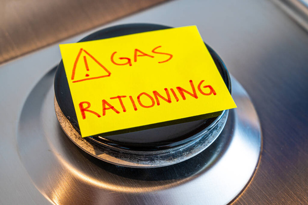 Gas stove, with yellow note next to it with the text "gas rationing". Rationing and insufficiency in gas flows. Energy crisis. - Fotografie, Obrázek