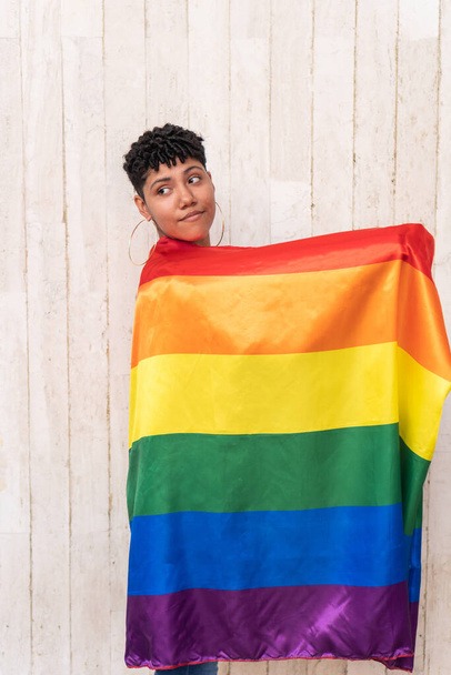 Mujer lesbiana mirando a un lado con bandera de orgullo - Foto, imagen