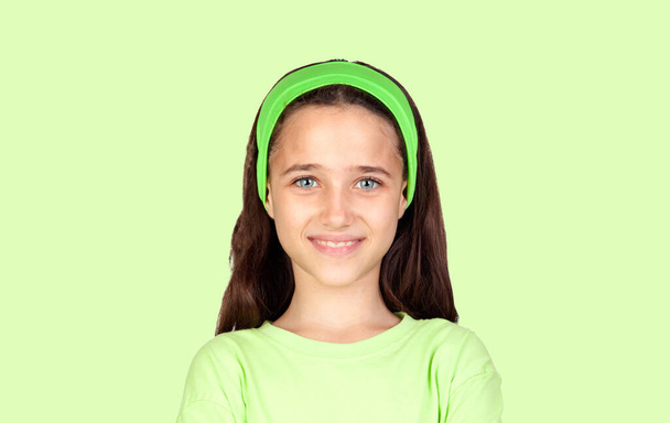 Nahaufnahme Porträt eines kaukasischen Mädchens isoliert auf einem farbigen Hintergrund. Positives emotionales Kind  - Foto, Bild