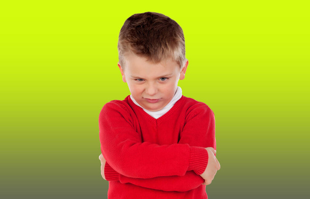 Θυμωμένο ξανθό παιδί με κόκκινη φανέλα απομονωμένο σε φόντο χρώματος - Φωτογραφία, εικόνα