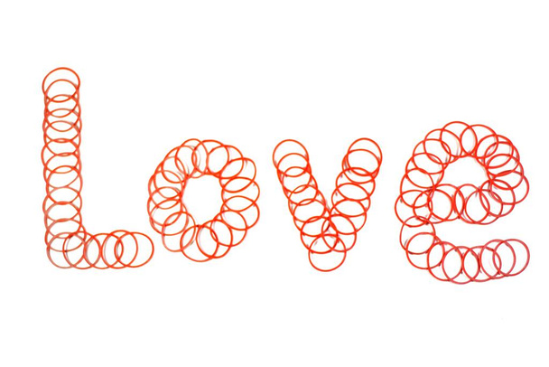 Crea la parola "amore" con un elastico su sfondo bianco. - Foto, immagini