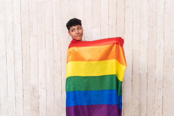 Retrato de una mujer latina con la bandera del arco iris - Foto, imagen