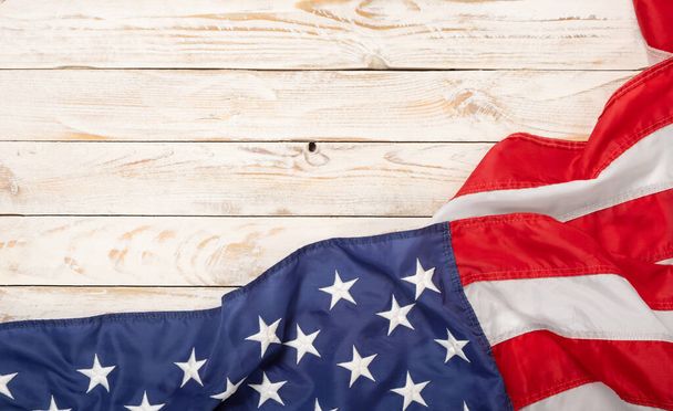 Plocha ležela vlajka USA na bílé dřevěné desce, vinobraní pozadí s kopií prostoru horní pohled. Banner, minimalismus. American - Fotografie, Obrázek
