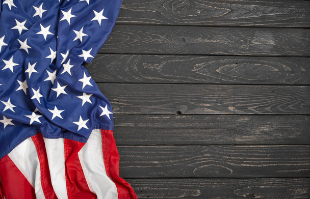Bandera plana de Estados Unidos en tablero de madera negro, fondo vintage con vista superior espacio de copia. Banner, minimalismo, estilo loft. Americano - Foto, Imagen