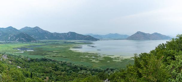 Bela vista para o Lago Shkodra do lado Montenegro. - Foto, Imagem