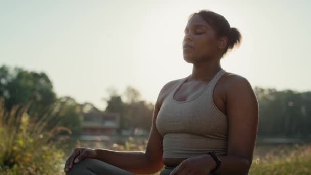 Γυναίκα εξάσκηση αναπνοής άσκηση στο πάρκο την ημέρα του καλοκαιριού  - Πλάνα, βίντεο