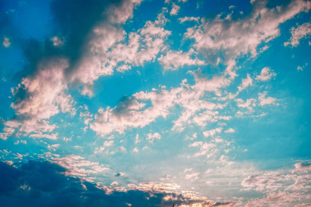 Πολύχρωμα σύννεφα στο ηλιοβασίλεμα - δραματικός ουρανός - Φωτογραφία, εικόνα