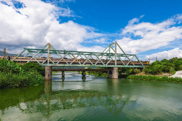 Treno passare il ponte di ferro a Dongshan parco ecologico fiume in Yilan, Taiwan - Foto, immagini