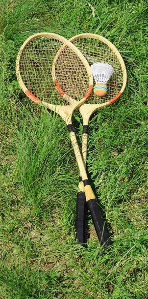Badminton rackets on green grass - Foto, Bild