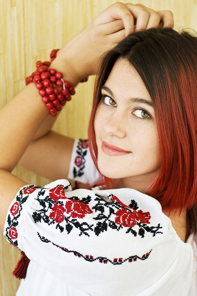 Szép ukrán lány, a hagyományos hímzett ing és zöld szemek - Fotó, kép