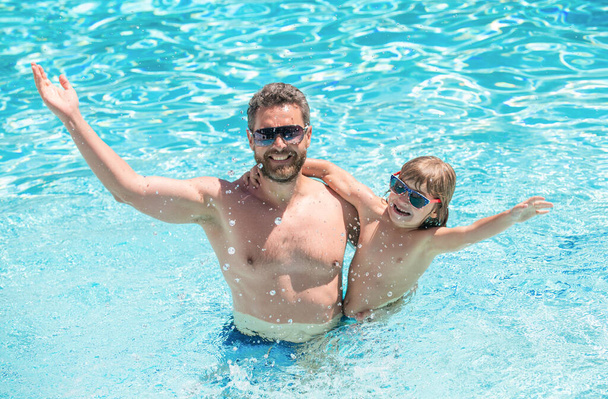 szczęśliwa rodzina tatusia i dziecka bawiących się w letnim basenie, czas wolny. - Zdjęcie, obraz